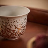 طقم تمرة بالتعاون مع رزان العزوني دوتس باتم المؤلف من فنجانين للقهوة العربية باللون الذهبي صلصال طقم تمرة بالتعاون مع رزان العزوني دوتس باتم المؤلف من فنجانين للقهوة العربية باللون الذهبي