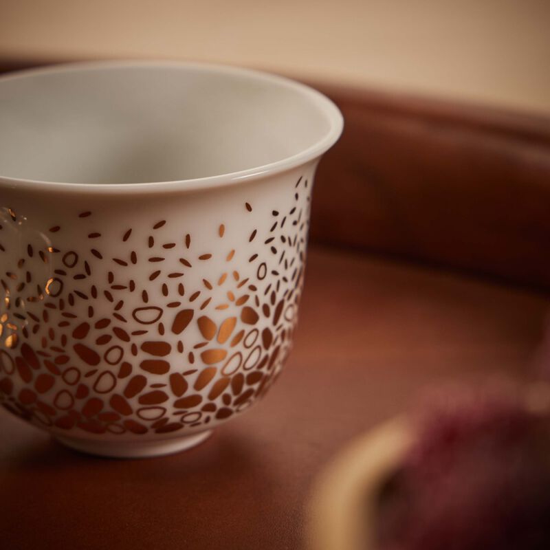 طقم تمرة بالتعاون مع رزان العزوني دوتس باتم المؤلف من فنجانين للقهوة العربية باللون الذهبي صلصال طقم تمرة بالتعاون مع رزان العزوني دوتس باتم المؤلف من فنجانين للقهوة العربية باللون الذهبي