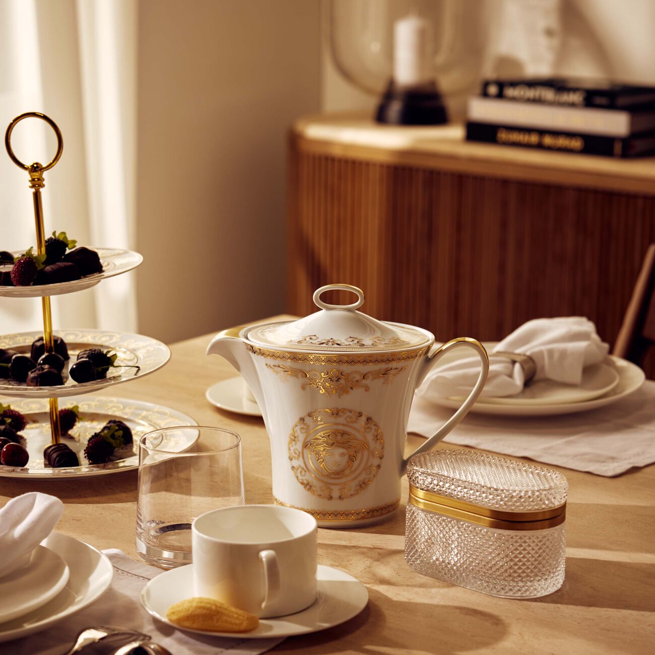 فيرساتشي إبريق الشاي ميدوزا جالا أبيض