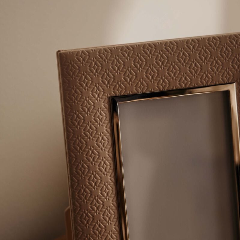 إطار الصور إيلي صعب مونوغرام موتون باللون البيج 27x21 سم جيوبانيارا إطار الصور إيلي صعب مونوغرام موتون باللون البيج 27x21 سم