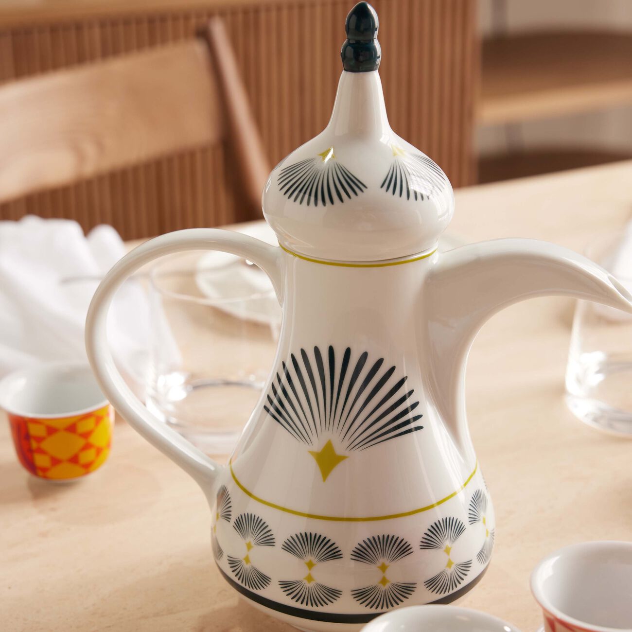 طقم بهجة المؤلف من دلة مع 8 فناجين للقهوة العربية صلصال طقم بهجة المؤلف من دلة مع 8 فناجين للقهوة العربية