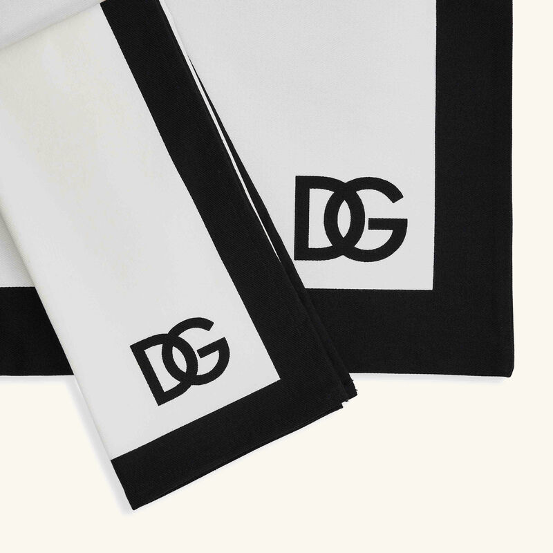 طقم دولتشي آند غابانا لوغو المؤلف من مفرش للأطباق ومنديل للمائدة باللون الأحمر دولتشي أند غابانا كازا طقم دولتشي آند غابانا لوغو المؤلف من مفرش للأطباق ومنديل للمائدة باللون الأحمر