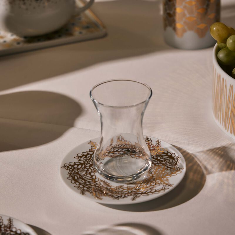 طقم تمرة بالتعاون مع رزان العزوني تارا المؤلف من فنجانين عربيين للشاي مع صحنيهما باللون الذهبي صلصال طقم تمرة بالتعاون مع رزان العزوني تارا المؤلف من فنجانين عربيين للشاي مع صحنيهما باللون الذهبي