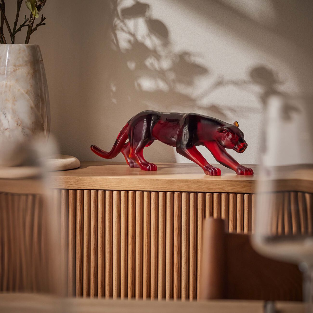 دوم منحوتة على شكل فهد صغيرة جدًا عنبرية اللون