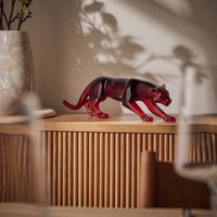 دوم منحوتة على شكل فهد صغيرة جدًا عنبرية اللون