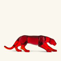 دوم منحوتة على شكل فهد صغيرة جدًا عنبرية اللون