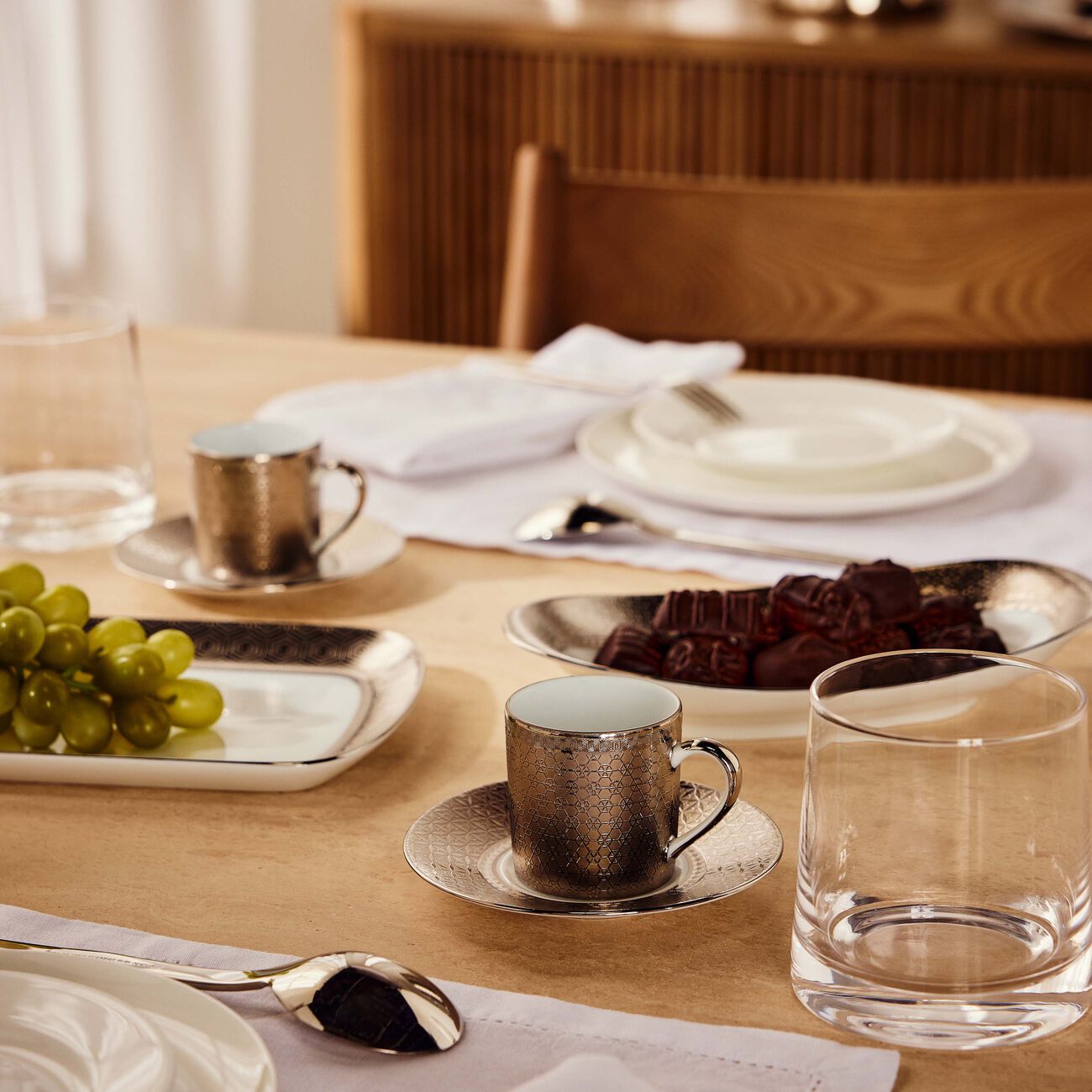 برناردو طقم ديفاين مؤلف من 4 فناجين للقهوة مع صحونها باللون الأبيض