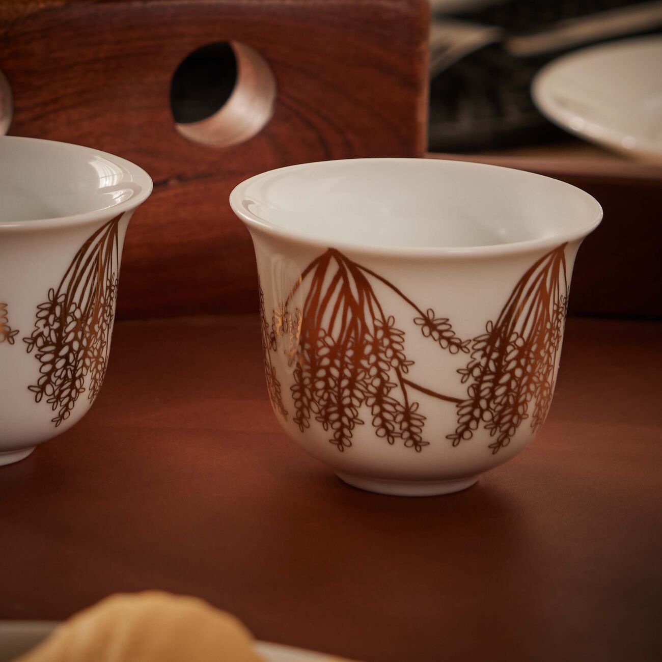 صلصال طقم تمرة بالتعاون مع رزان العزوني المؤلف من 6 فناجين للقهوة باللون الذهبي