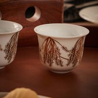 صلصال طقم تمرة بالتعاون مع رزان العزوني المؤلف من 6 فناجين للقهوة باللون الذهبي