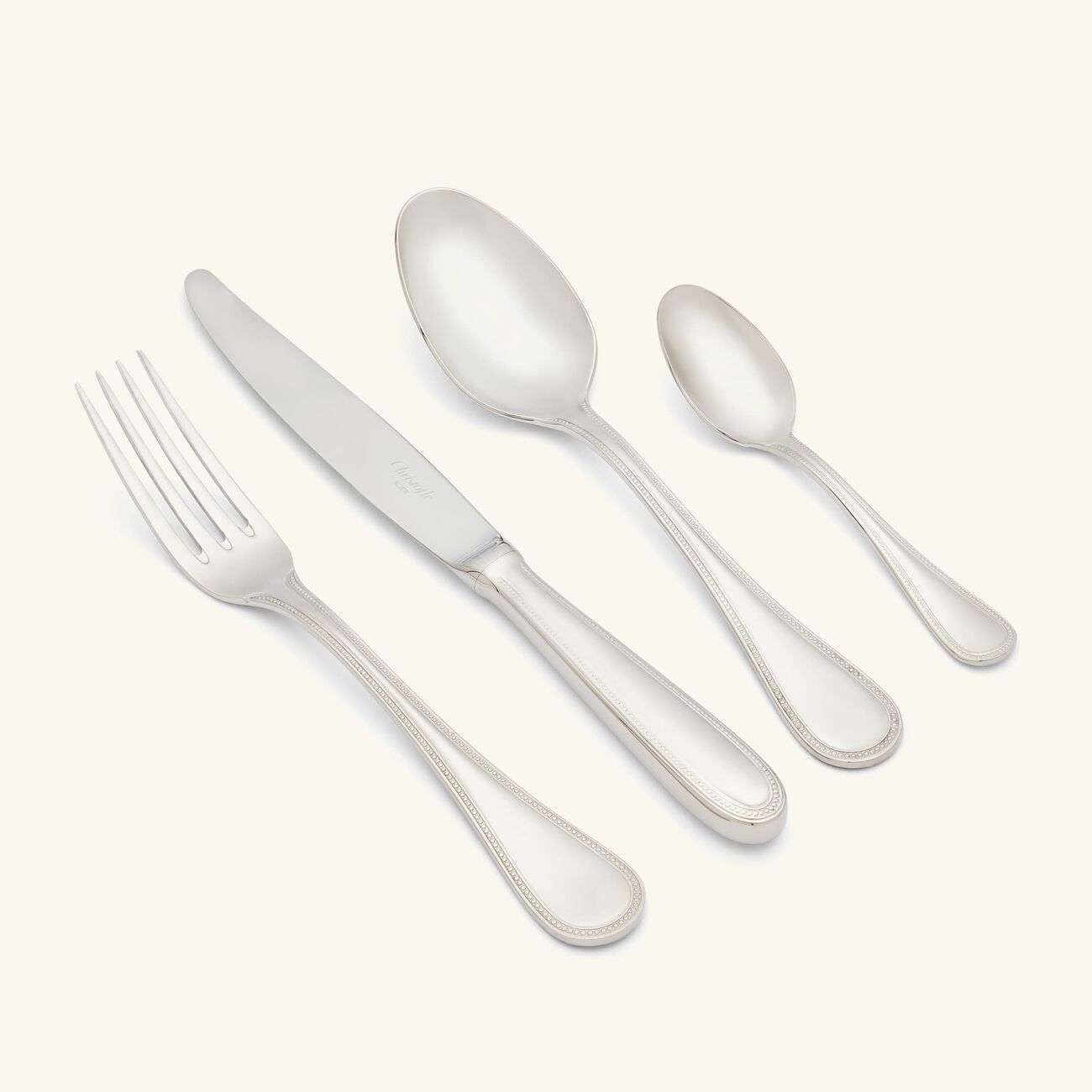 طقم بيرل مؤلف من 48 من الفضيات مع صندوقه الخاص باللون الفضي كريستوفل طقم بيرل مؤلف من 48 من الفضيات مع صندوقه الخاص باللون الفضي