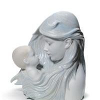 تمثال الأم الحاملة لطفلها, small