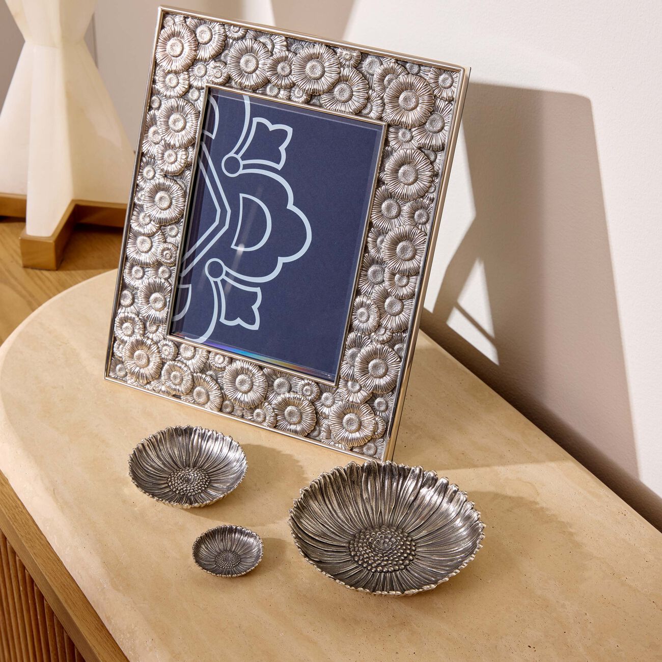 بوتشيلاتي وعاء على شكل زهرة الأقحوان فضي بحجم متوسط