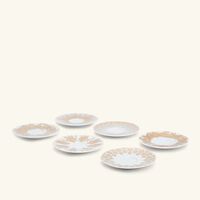 طقم تمرة بالتعاون مع رزان العزوني المؤلف من 6 فناجين عربية للشاي مع صحونها باللون الذهبي صلصال طقم تمرة بالتعاون مع رزان العزوني المؤلف من 6 فناجين عربية للشاي مع صحونها باللون الذهبي