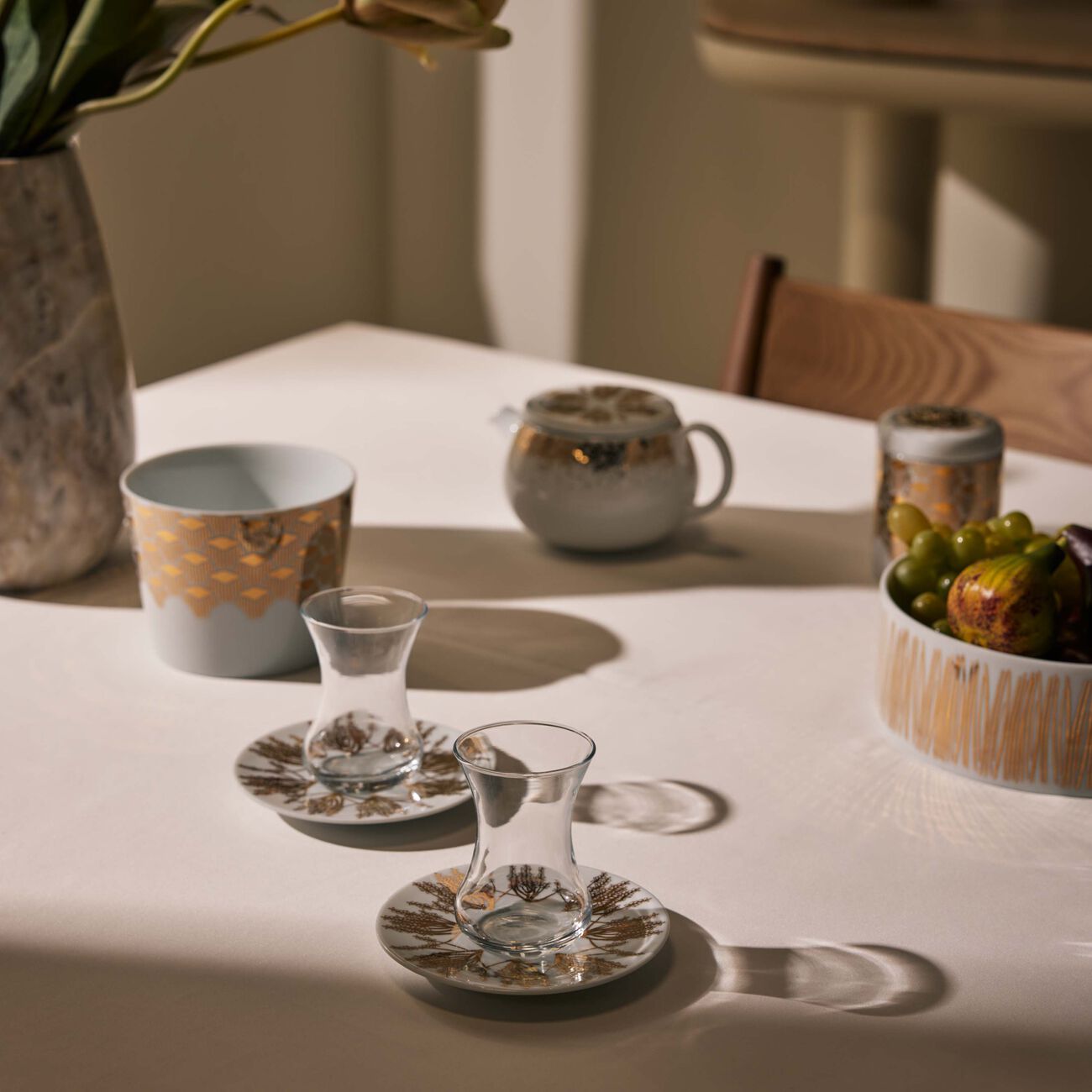 طقم تمرة بالتعاون مع رزان العزوني برانش المؤلف من فنجانين عربيين للشاي مع صحنيهما باللون الذهبي صلصال طقم تمرة بالتعاون مع رزان العزوني برانش المؤلف من فنجانين عربيين للشاي مع صحنيهما باللون الذهبي