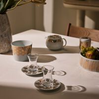 طقم تمرة بالتعاون مع رزان العزوني برانش المؤلف من فنجانين عربيين للشاي مع صحنيهما باللون الذهبي صلصال طقم تمرة بالتعاون مع رزان العزوني برانش المؤلف من فنجانين عربيين للشاي مع صحنيهما باللون الذهبي