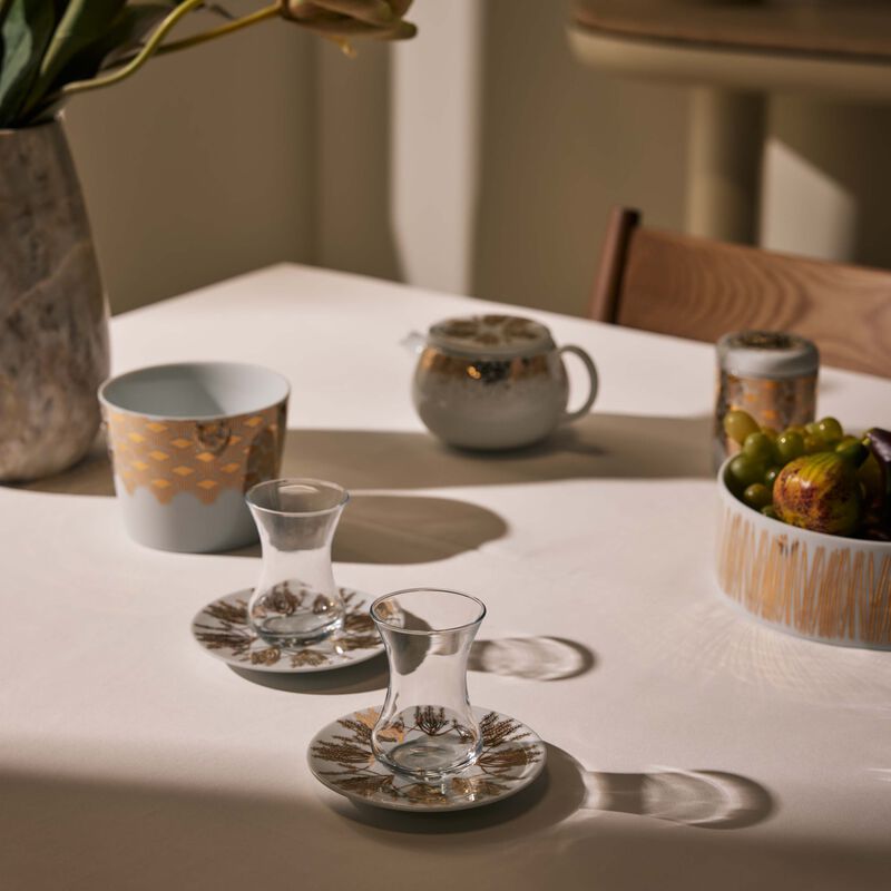 طقم تمرة بالتعاون مع رزان العزوني برانش المؤلف من فنجانين عربيين للشاي مع صحنيهما باللون الذهبي صلصال طقم تمرة بالتعاون مع رزان العزوني برانش المؤلف من فنجانين عربيين للشاي مع صحنيهما باللون الذهبي