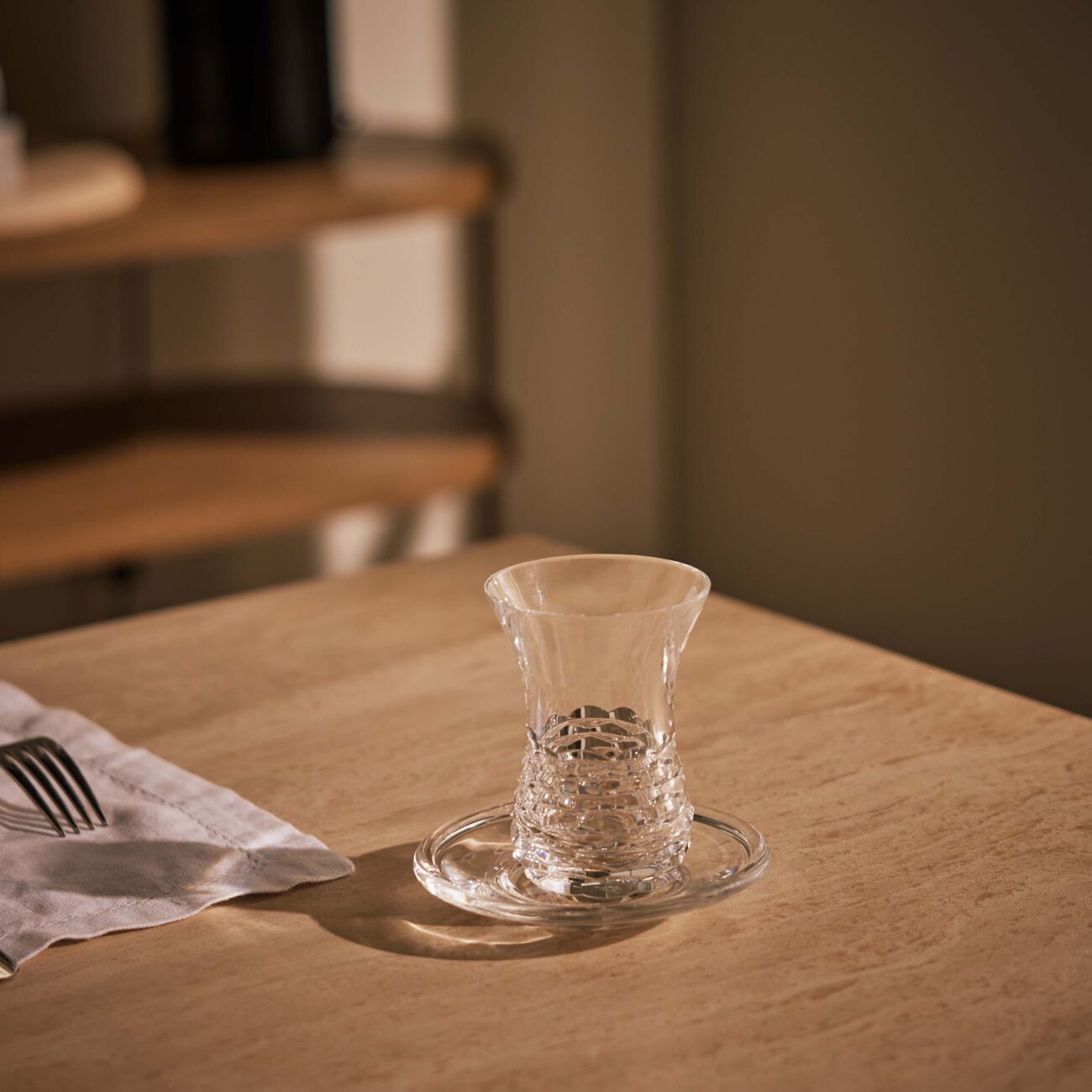 ماريو تشيوني فنجان الشاي سينسوريال أرمودو مع صحنه شفاف