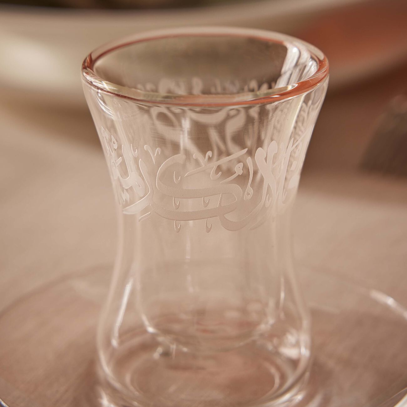 دملاج طقم  ثلث  المؤلف من 6 فناجين للشاي مع صحونها بتصميم شفاف