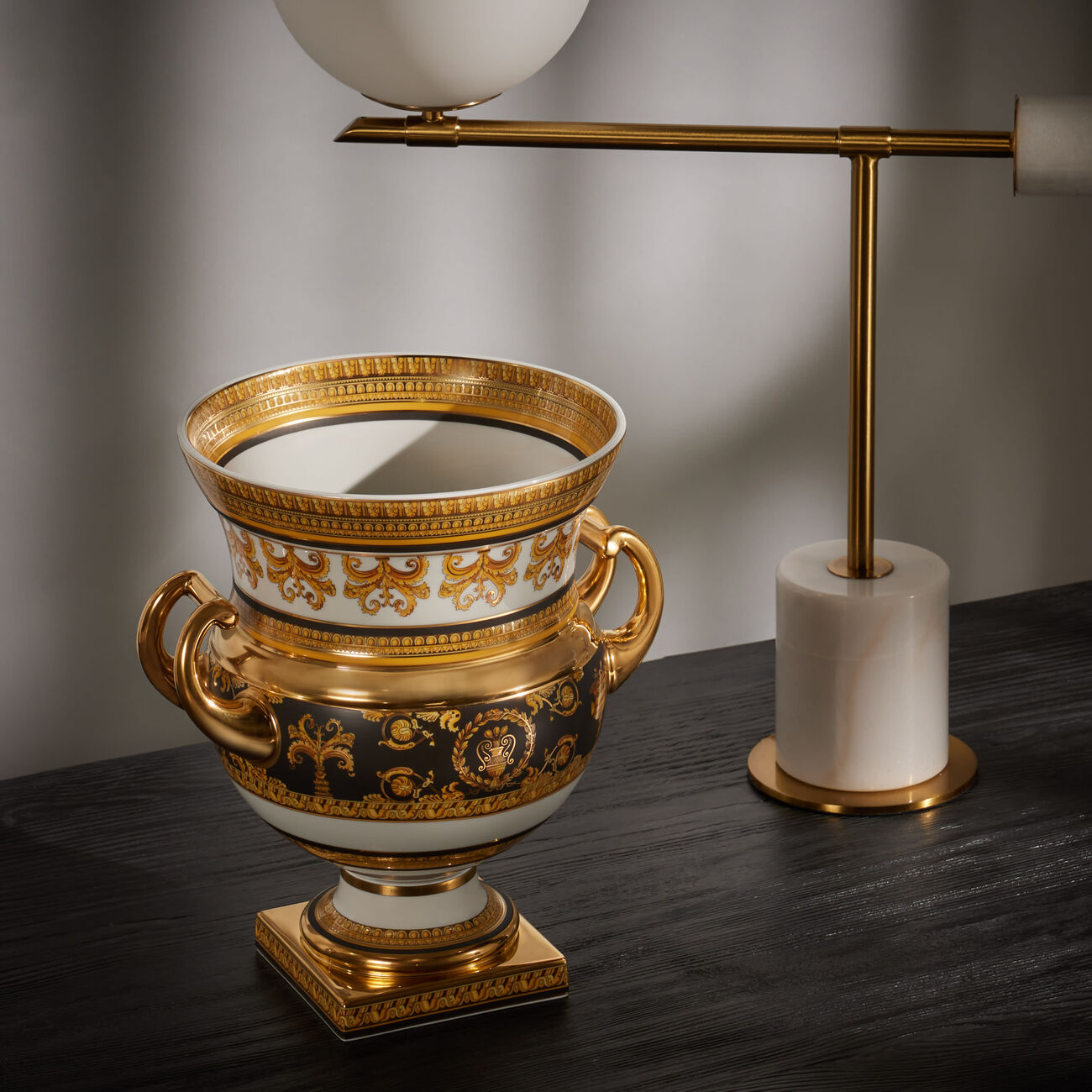 فيرساتشي مزهرية أمفورا آي لوف باروك متوسطة الحجم بلون ذهبي