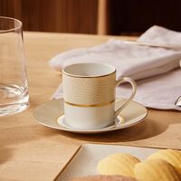 فنجان الشاي سوفاج بلان مع صحنه باللون الذهبي برناردو فنجان الشاي سوفاج بلان مع صحنه باللون الذهبي