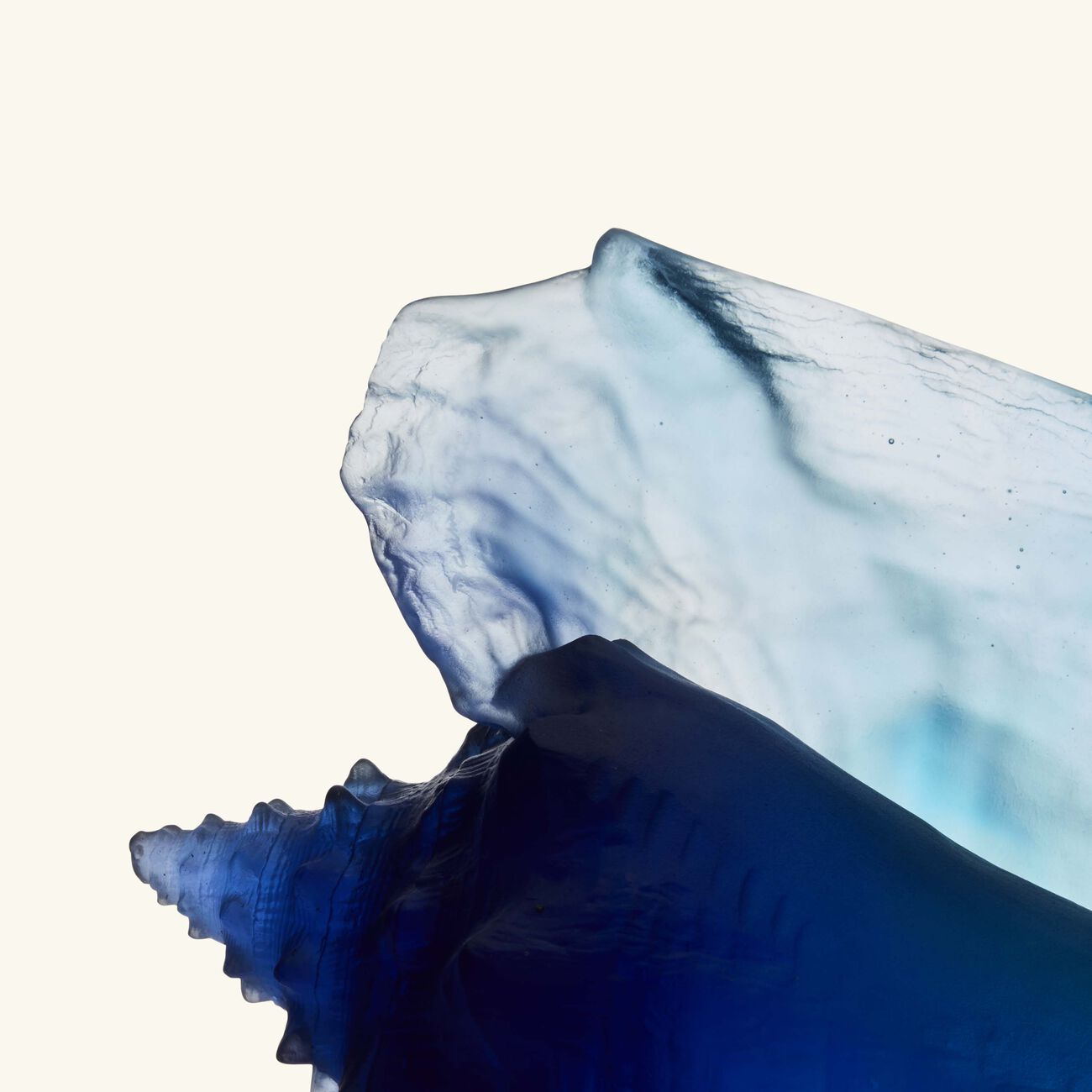 دوم منحوتة مير دو كوراي على شكل صدفة صغيرة زرقاء