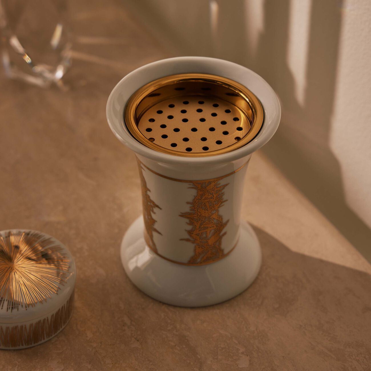 طقم مؤلف من مبخرة تمرة بالتعاون مع رزان العزوني وعلبة للحلى والمجوهرات صلصال طقم مؤلف من مبخرة تمرة بالتعاون مع رزان العزوني وعلبة للحلى والمجوهرات