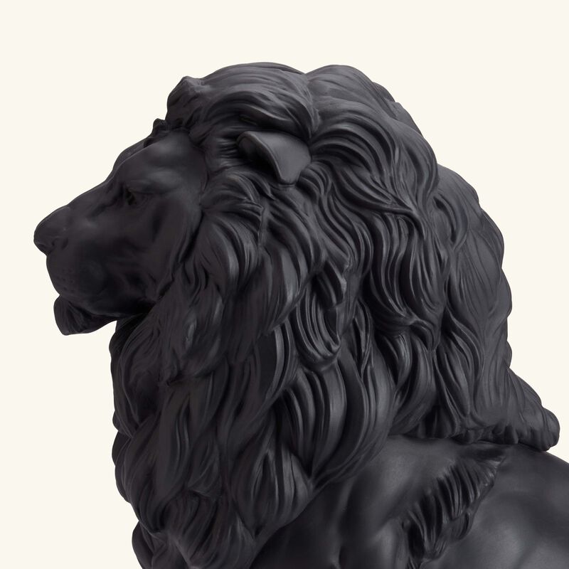 منحوتة الأسد المهيب الكبيرة باللون الأسود large