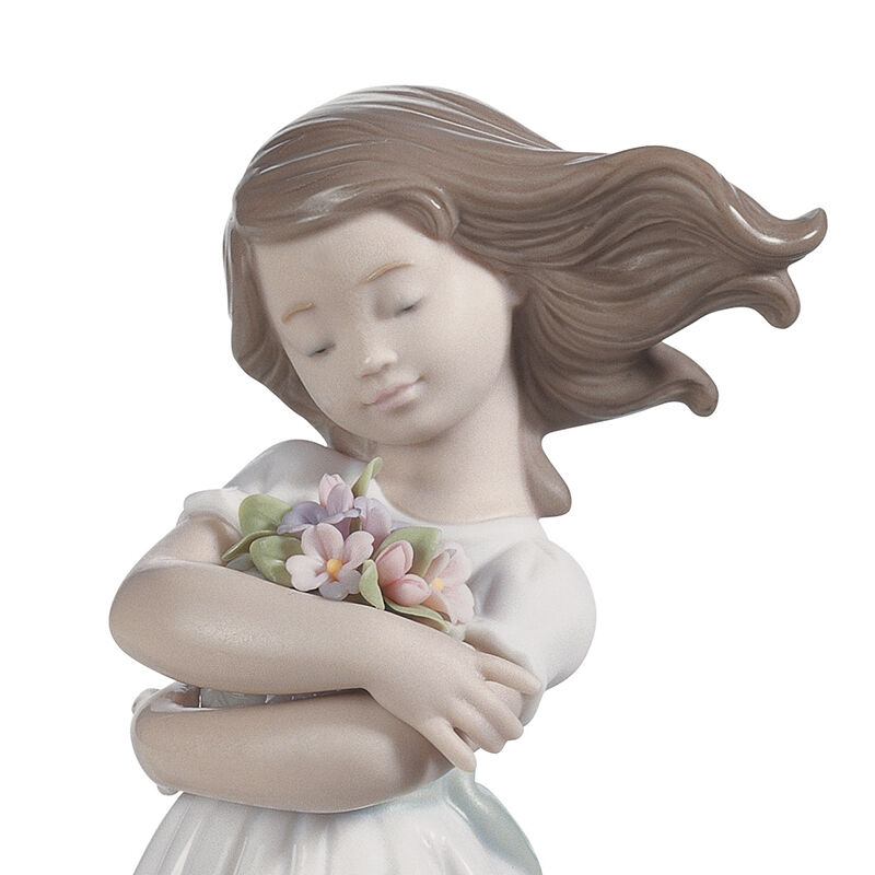 منحوتة على شكل فتاة صغيرة تحمل باقة أزهار, large