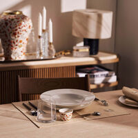 مفرش مائدة بنقشة شمس بيج كاترين دينوال مفرش مائدة بنقشة شمس بيج