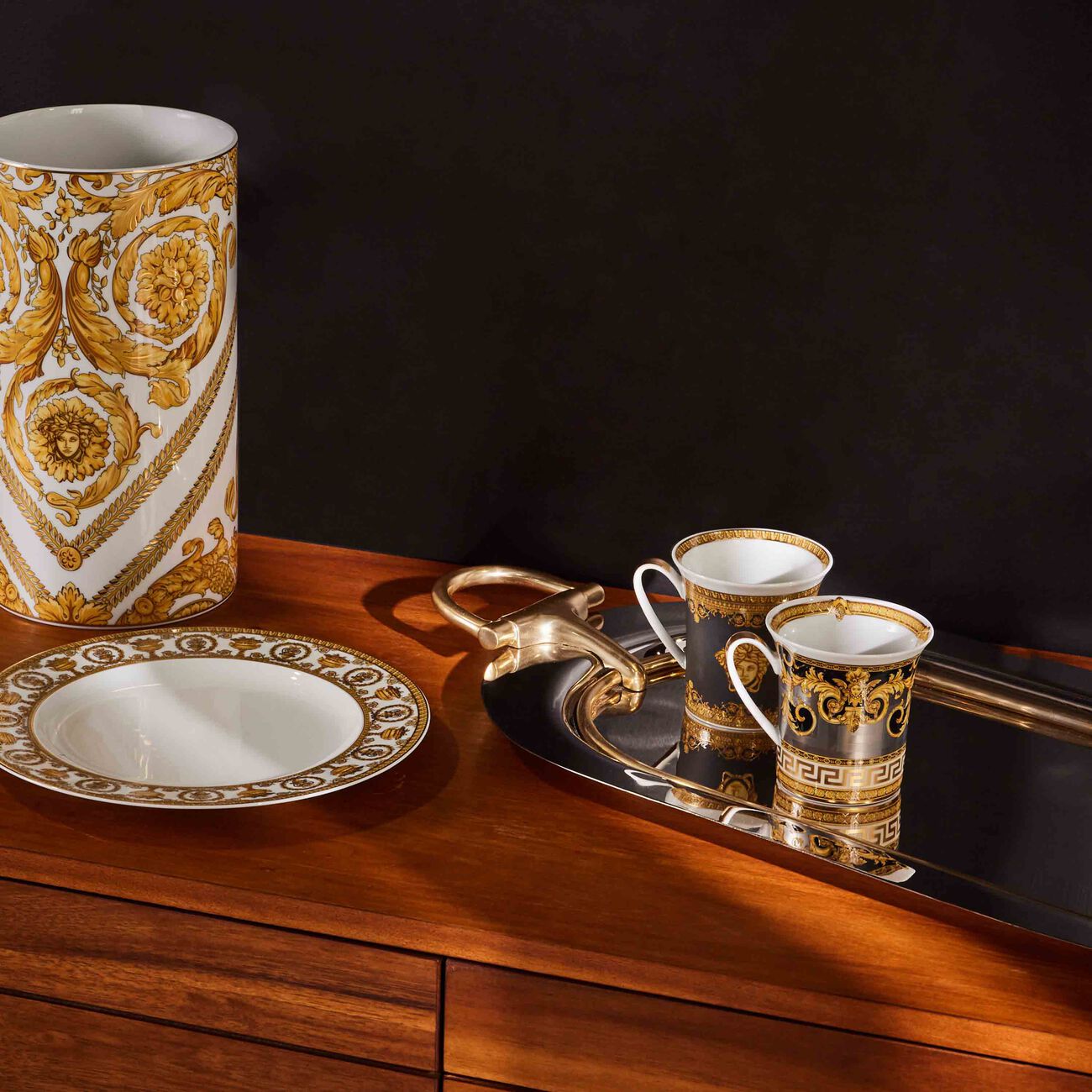 مزهرية ميدوزا رابسودي متوسطة بيضاء فيرساتشي مزهرية ميدوزا رابسودي متوسطة بيضاء