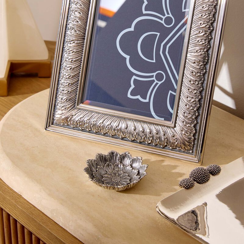 وعاء على شكل زهرة الأضاليا فضي بحجم صغير بوتشيلاتي وعاء على شكل زهرة الأضاليا فضي بحجم صغير